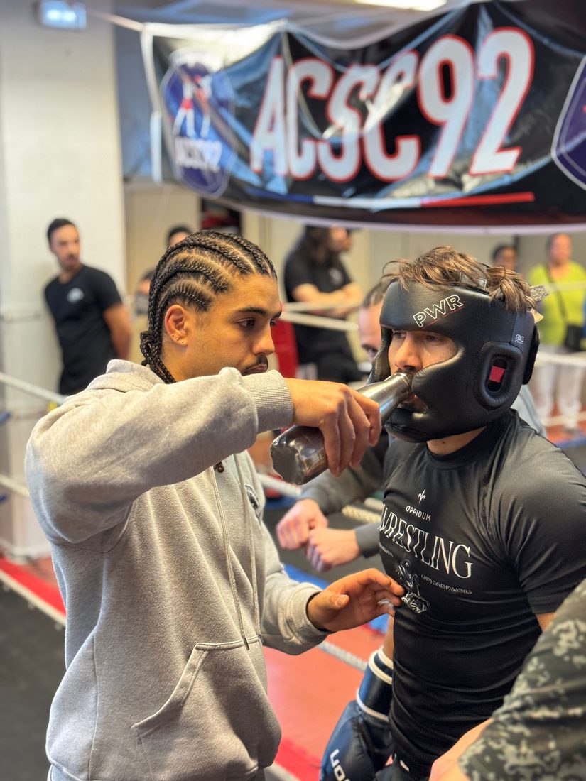 Combat de MMA en cage
